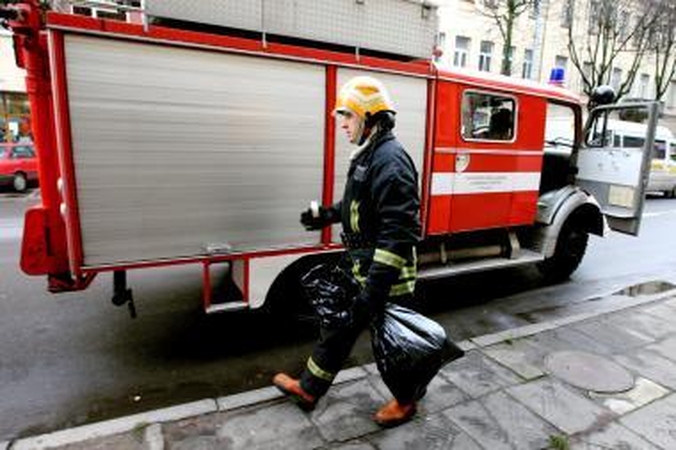 Paslaptingi milteliai sukėlė paniką antstolio kontoroje