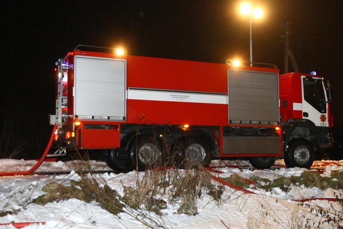 Telšių rajone liepsnos talžė medinį namą