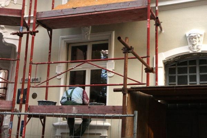 Restauratoriai J.Karoso muzikos mokyklai sugrąžino puošmenas