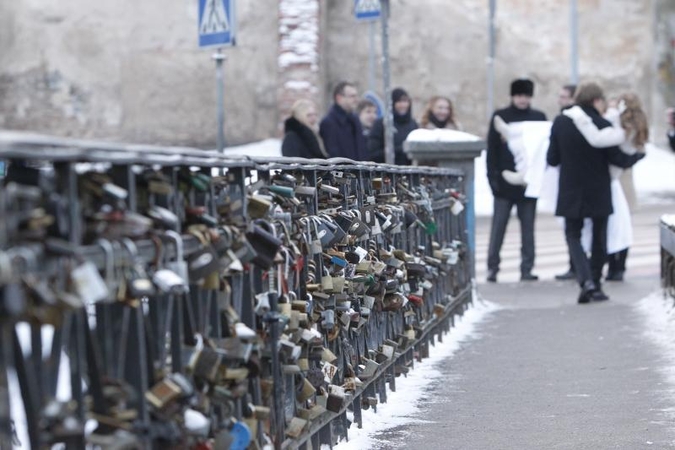 Užupio tiltas vėl „apaugęs“ jaunavedžių spynomis
