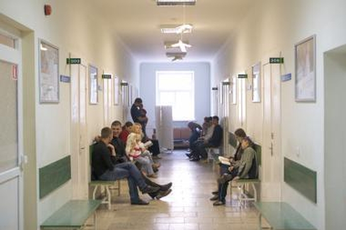 Sostinės poliklinikas apgulė moksleiviai