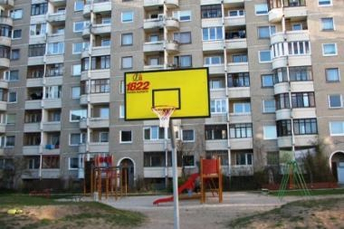 Sostinės kiemuose atnaujintos krepšinio aikšteles