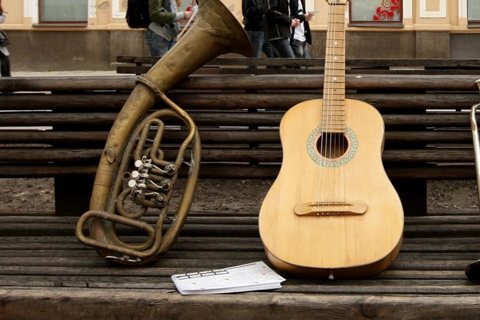 Skambinimo gitara iššūkiai nesvarumo būsenoje