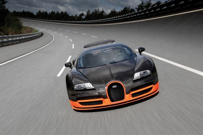 „Bugatti Veyron” – nutukėlis? Šalia „Hennessy Venom GT“ – taip