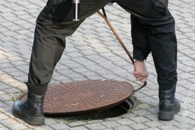 Pavojus: padaugėjus šulinių dangčių vagysčių darosi pavojinga