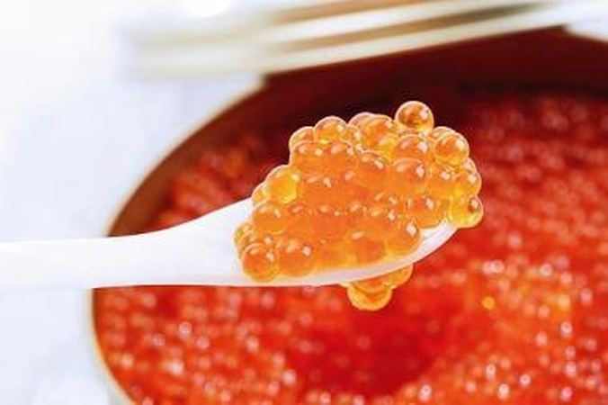 Kalėdinė dovana vargšams – brangūs ikrai