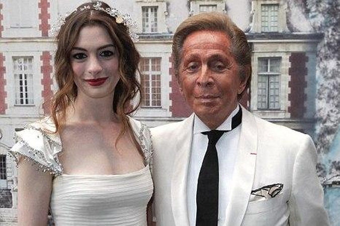 Anne Hathaway – visiška „snieguolė“ prie Valentino