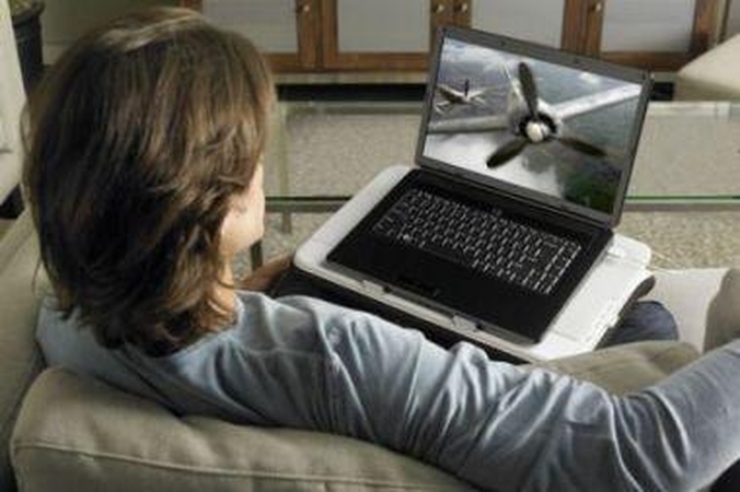 „Logitech Speaker Lapdesk N700“ – nešiojamas kino teatras