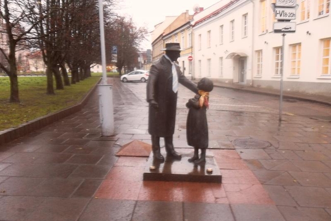Daktarui Aiskaudai praeiviai parišo kaklaryšį