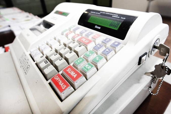 Klaipėdoje kaukėti plėšikai iš parduotuvės pagrobė kasos aparatą