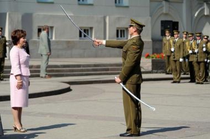 Prie Prezidentūros – iškilminga laipsnių suteikimo kariūnams ceremonija