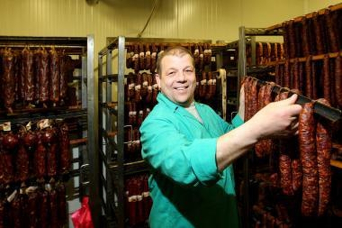Gyvenimas kaime: kas geriau - laukti pašalpos ar statyti kaimui pirtį?