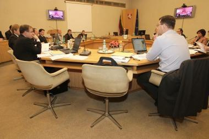 Susiginčijo - teisinis ar politinis siūlymas naikinti pusmečio imunitetą merams po interpeliacijos