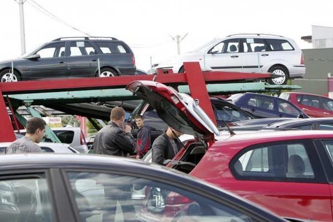Latvijoje mažėja automobilių