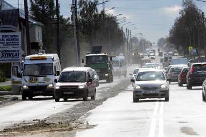 Kelių būklė: eismo sąlygos neblogos, vietomis tvyro rūkas