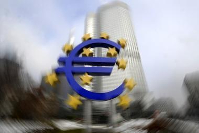 Euras silpsta, rinkoms nerimaujant dėl Europos ekonomikos