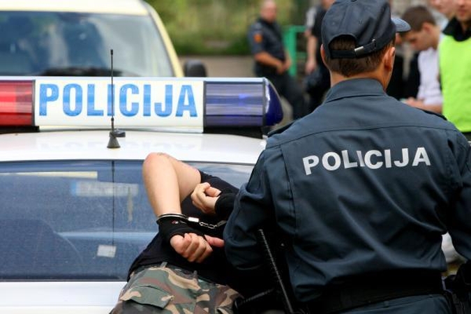 Girtas vairuotojas ir jo draugai pasipriešino policijos pareigūnams