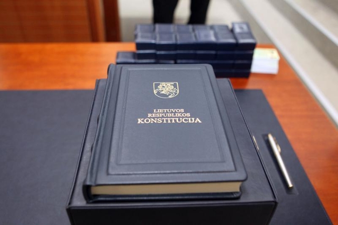 Sprendimo teisę dėl neišmokėtų priedų pareigūnams KT paliko teismams