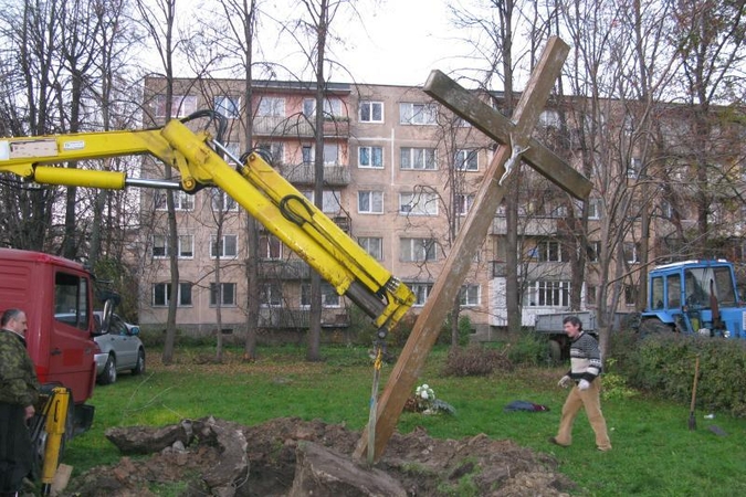 Aistras kėlusį kryžių iškasė ir išgabeno