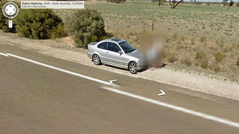 „Google Street View“ Australijoje nufotografavo besimylinčią porą