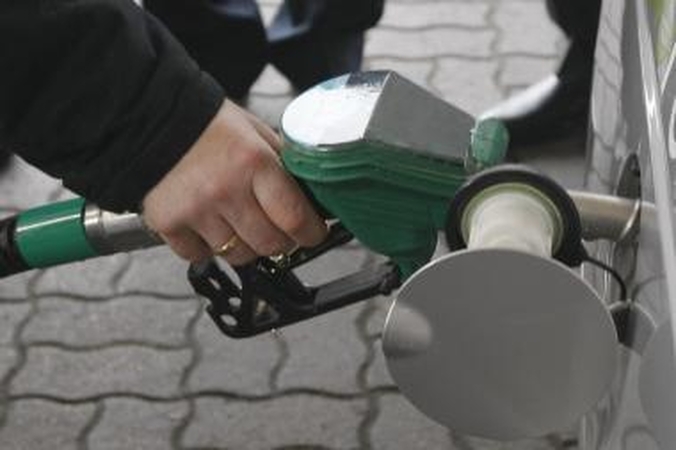 Benzinas ir dyzelinas Baltijos valstybėse toliau brangsta tik Lietuvoje