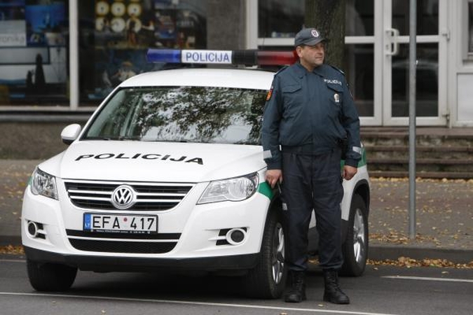 Vagis spyrė pareigūnui ir suplėšė uniformą