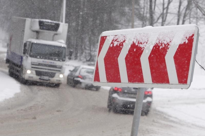 Dieną eismo sąlygas sunkins snygis ir pustymas, perspėja kelininkai