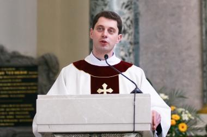 Kunigas R.Doveika: padėkime šalia esančiam susivokti savyje