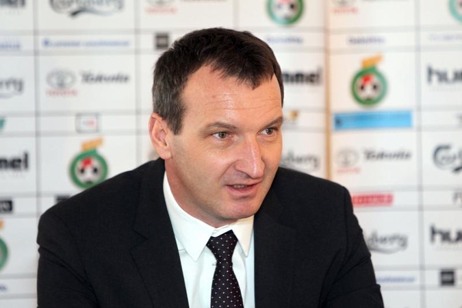 Kokius žaidimus žaidžia LFF su C. Laszlo?
