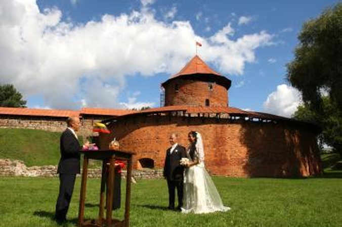 Civilinės santuokos repeticija prie Kauno pilies