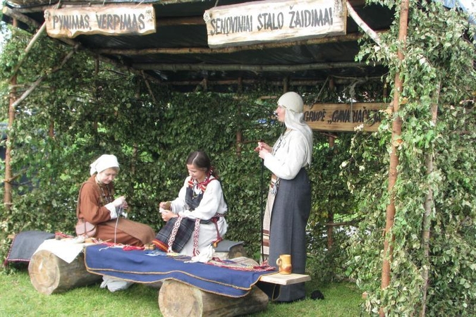 Nidoje šurmuliavo Senųjų amatų dienos   