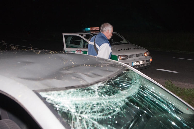 Naujas vaikų žaidimas – atsigulti priešais atvažiuojantį automobilį