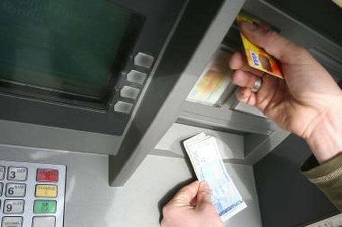 Bus teisiami pinigus iš banko sąskaitų grobstę rumunai