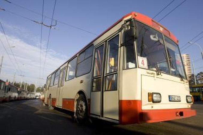 Troleibusų ir autobusų darbuotojai užmiršo 13-as algas