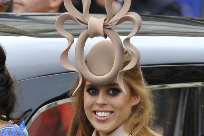 Princesės Beatrice ekscentriškoji skrybėlaitė parduota aukcione už 322 tūkst. litų