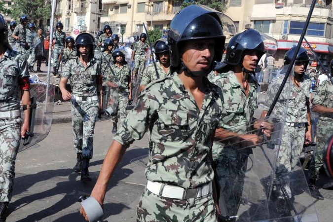Egipto kariai ir policija varo protestuotojus iš Tahriro aikštės