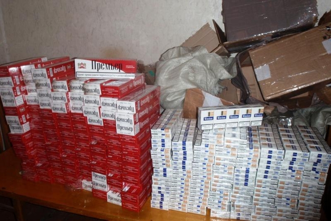 Didelėje kontrabandos byloje sulaikyti du muitininkai