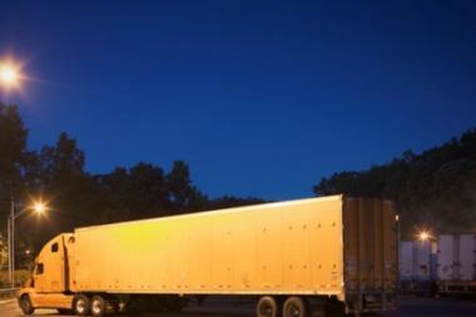 Trūksta vilkikų vairuotojų kroviniams gabenti