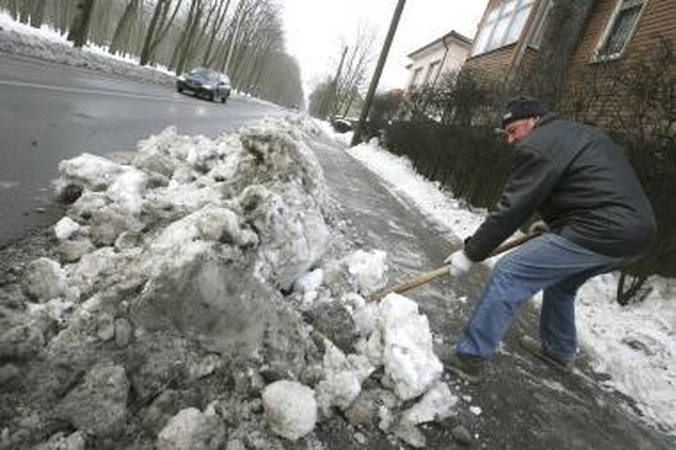Sniego luitai ant šaligatvių piktina pėsčiuosius