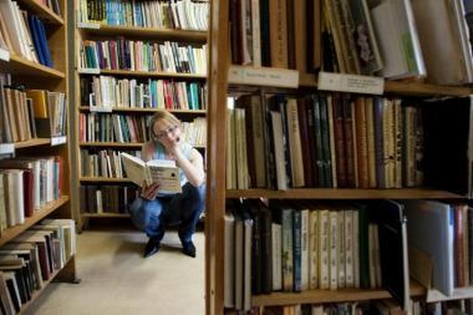 Ką galėtų padaryti naktį bibliotekoje likęs studentas?
