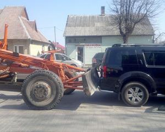 3,78 promilės pripūtęs greiderio vairuotojas sukėlė nedidelę avariją