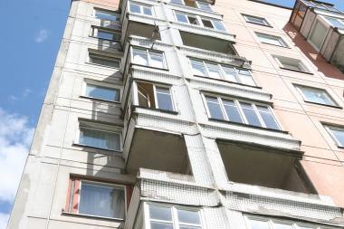 Ugniagesiai nelaužia durų, o lipa per balkoną