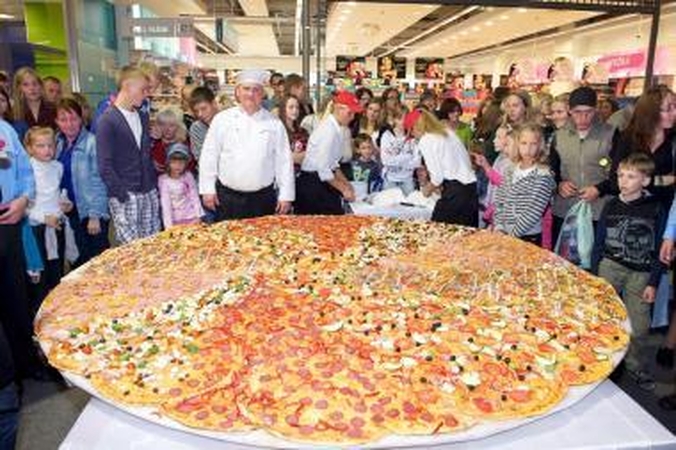 Rekordinio dydžio pica vaišinosi 500 moksleivių