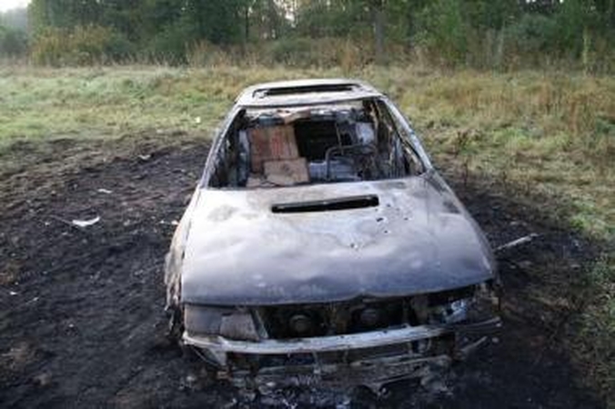 Sudegė pasieniečių apšaudytas kontrabandininkų automobilis