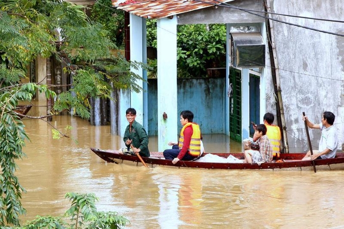 Vietname potvyniai nusinešė apie 100 žmonių gyvybių