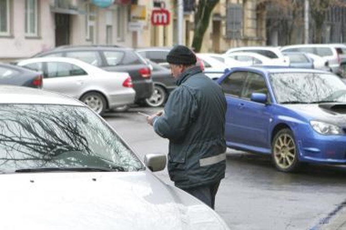 Kaip išspręsti neprotingą automobilių statymo tvarką mieste?