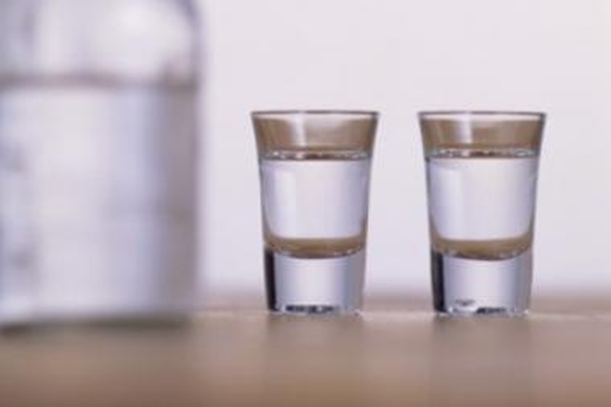 Seimas linksta leisti alkoholiu prekiauti iki vidurnakčio (papildyta)