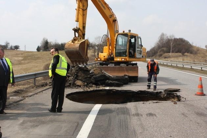 Autostradoje Kaunas-Vilnius netikėtai atsivėrė smegduobė (foto)