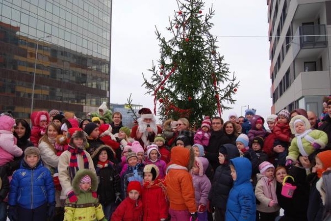 Kalėdų eglės įžiebtos devyniose Vilniaus seniūnijose