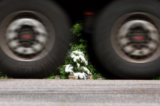Kaune automobiliui susidūrus su vilkiku žuvo vyras